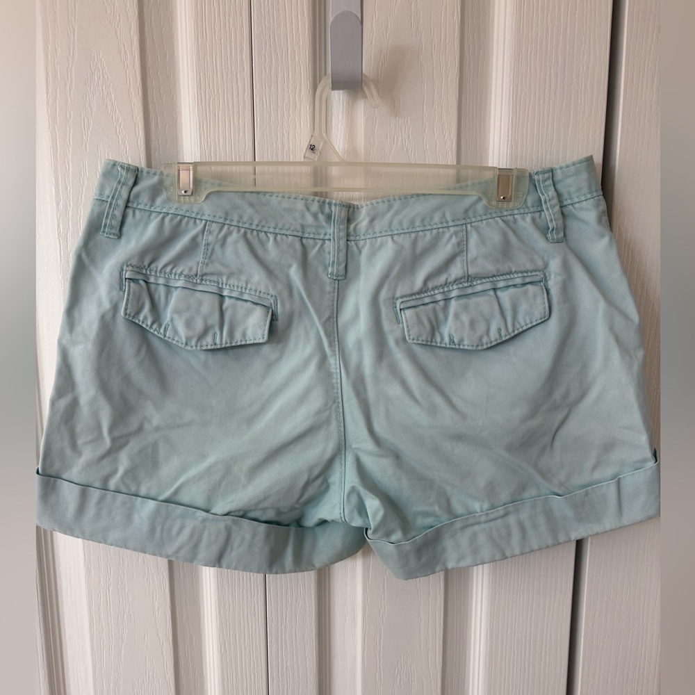 Old Navy Low-Rise Cuffed Chino Shorts - Picture 4 of 4